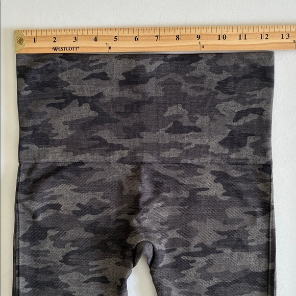 Spanx Leggings Women’s Medium Black Gray Camo Shapewear Tummy Control Activewear - Picture 7 of 9